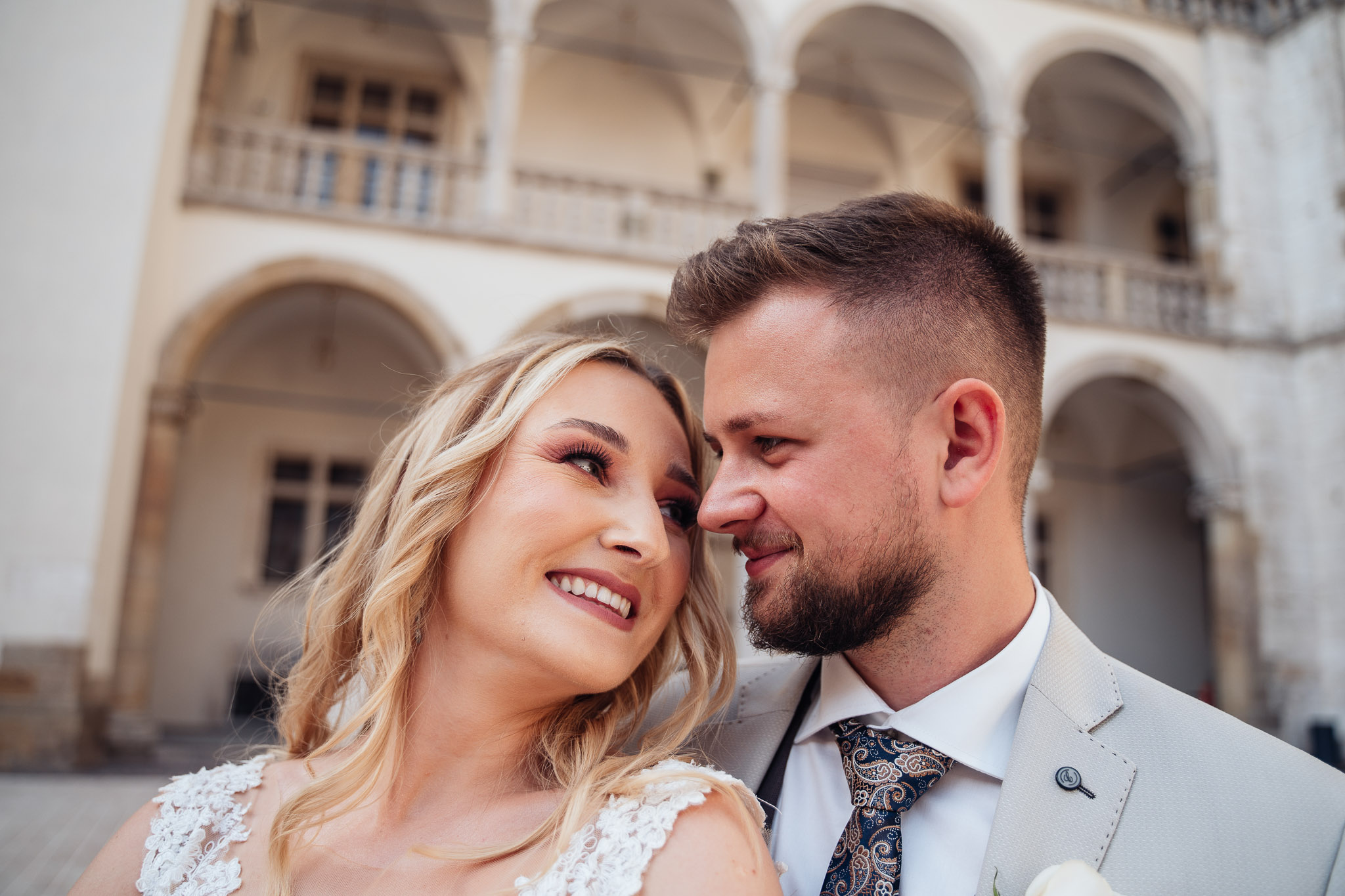 sesja ślubna Kraków naturalne emocje pary młodej