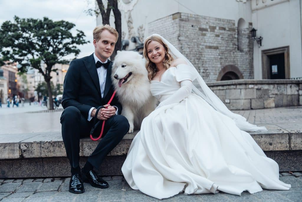 sesja ślubna Kraków para młoda w plenerze złota godzina pies samojed kosciol sw wojciecha