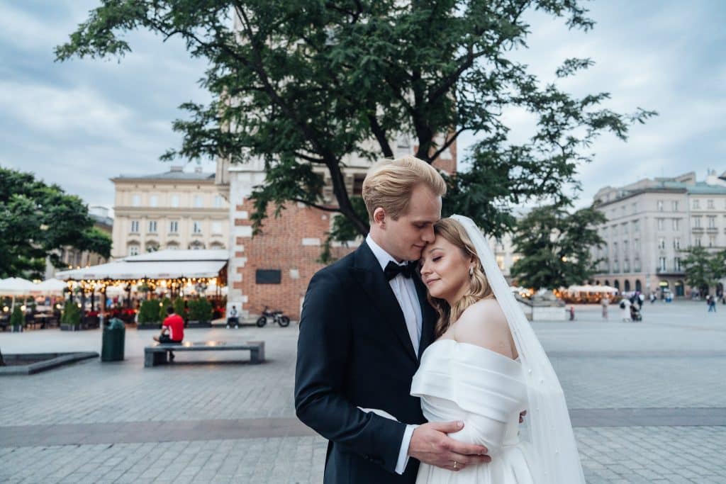 sesja ślubna Kraków para młoda w plenerze ratusz na rynku glownym swiatla